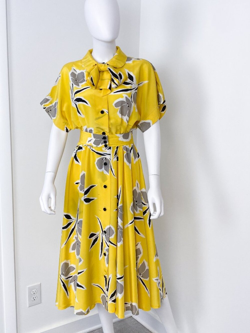 Vintage 1980s Yellow Floral Silky Viscose Cocktail Dress with Bow Size 8/10